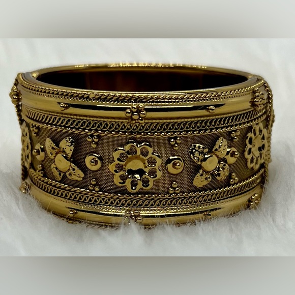 Gold hinged cuff bracelet - Picture 1 of 4